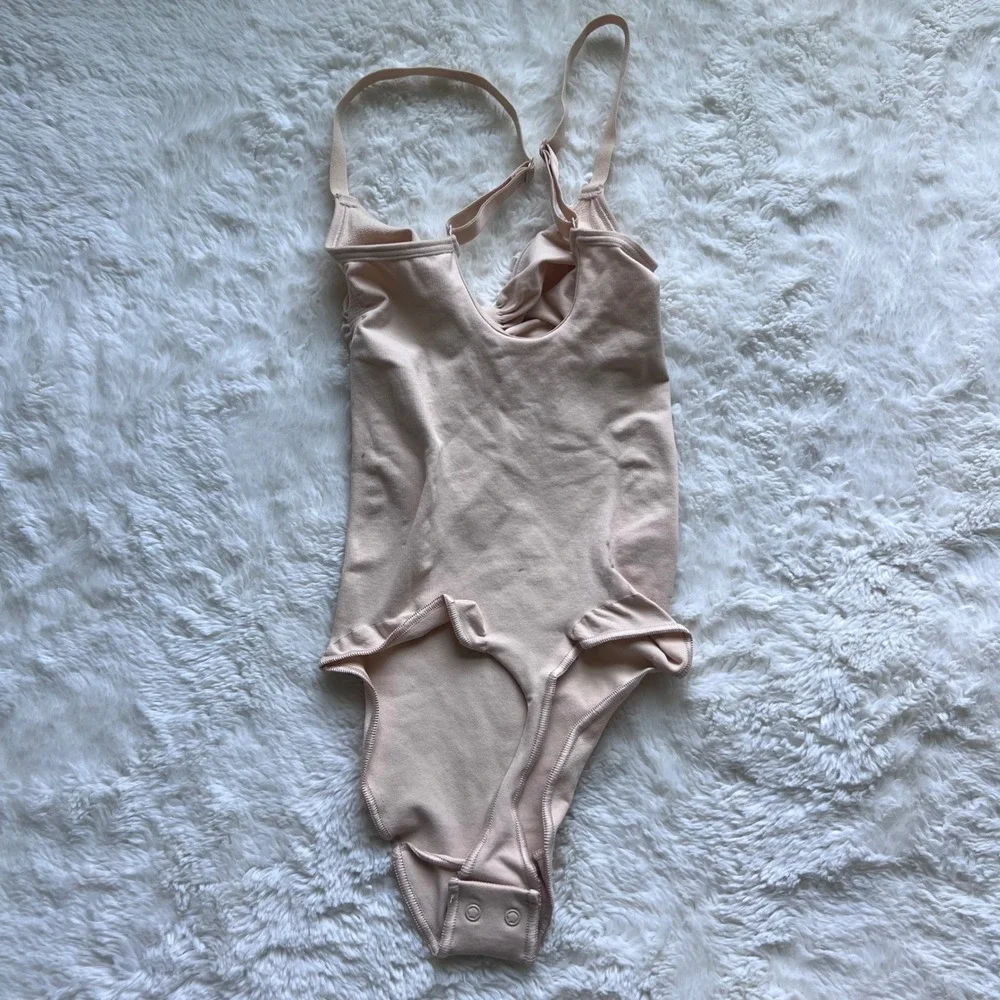 SKIMS‎ Women's Sculpting Seamless Plunge Bodysuit Sand Beige Size Small NWOT